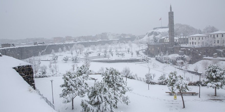 Diyarbakır'ın tarihi mekanlarında kar görüntüleri