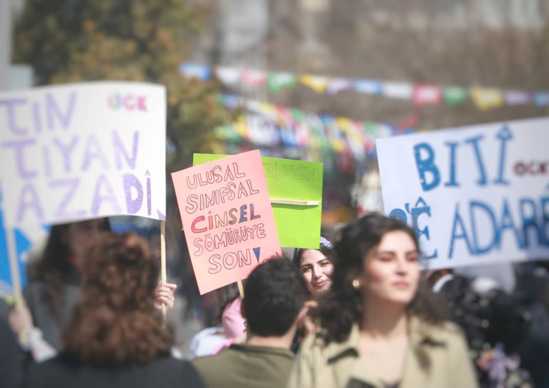 Diyarbakır mitingi ve kadın portreleri 1