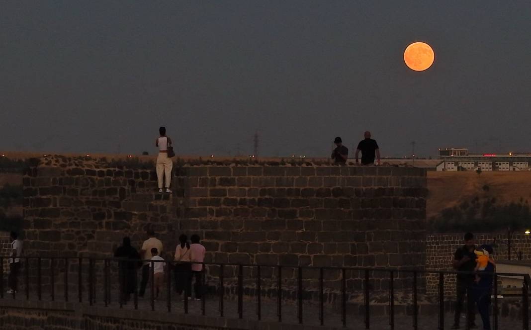 Diyarbakır’da “Kanlı Ay” gece Sur’a çıkarttı 6