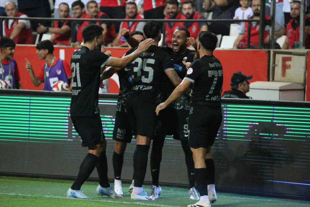 Diyarbakır’da zafer gecesi: Fotoğraflarla Amedspor-Pendikspor maçı 13