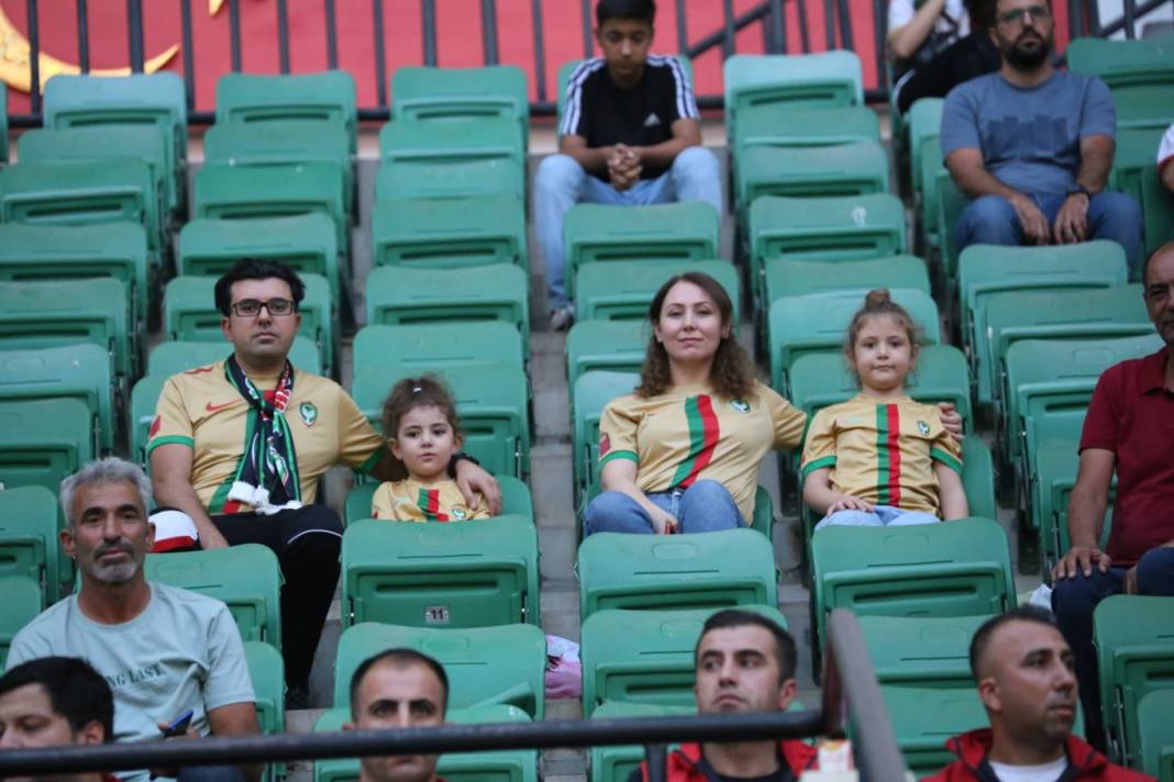 Diyarbakır’da zafer gecesi: Fotoğraflarla Amedspor-Pendikspor maçı 16