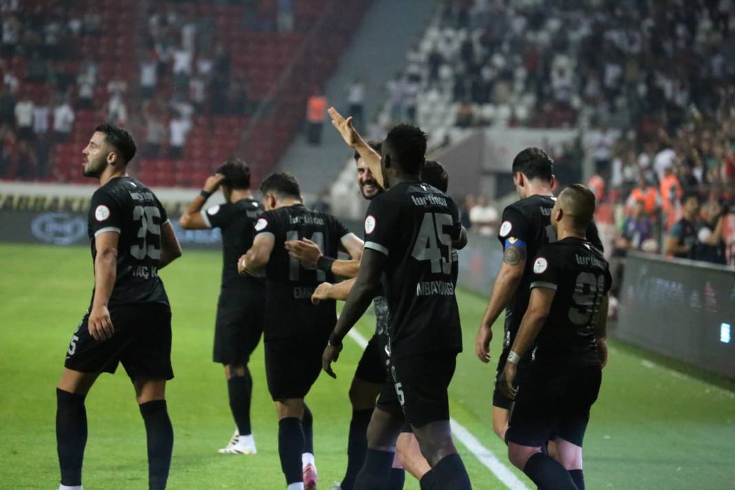 Diyarbakır’da zafer gecesi: Fotoğraflarla Amedspor-Pendikspor maçı 23
