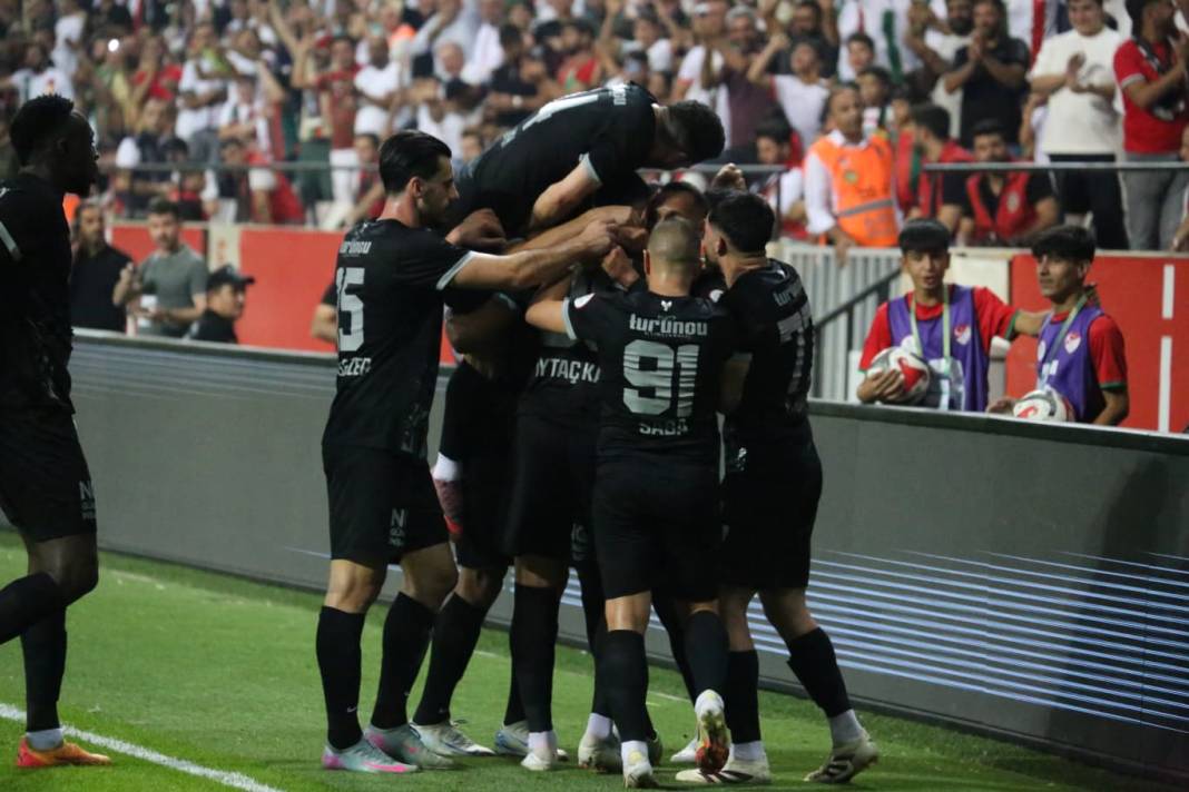 Diyarbakır’da zafer gecesi: Fotoğraflarla Amedspor-Pendikspor maçı 24