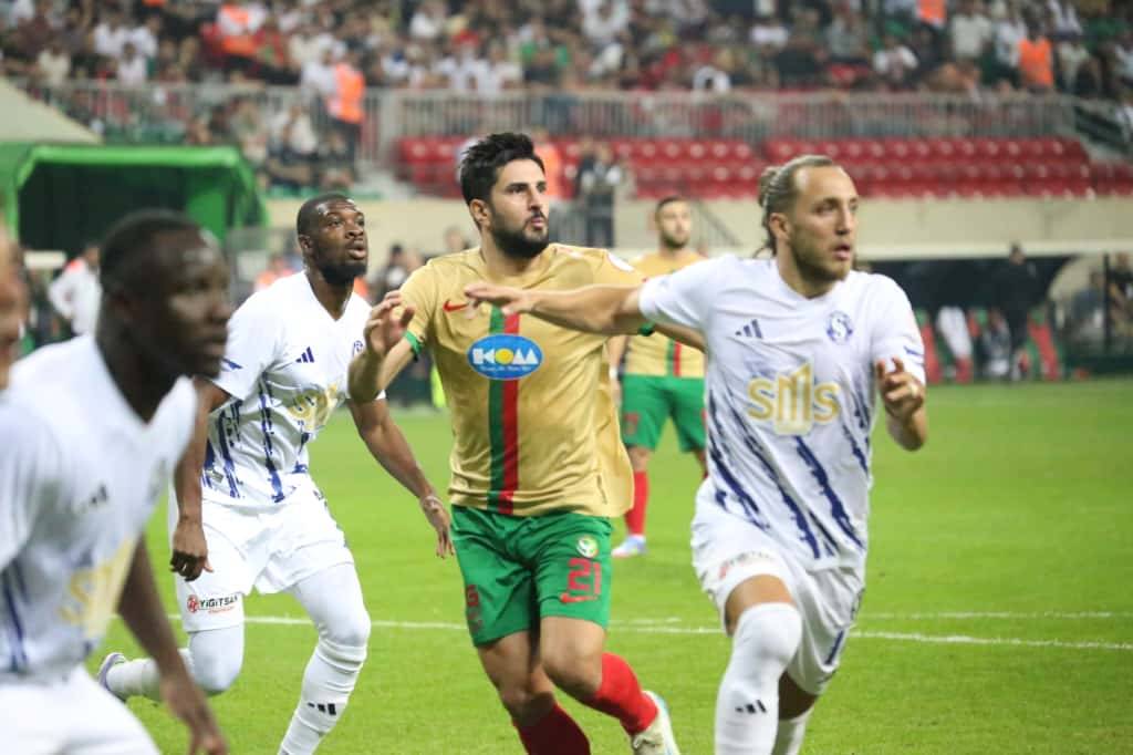 Amedspor-Sarıyer maçından renkli kareler 14