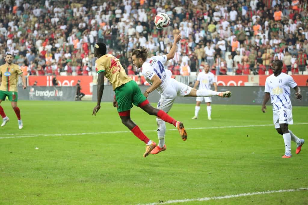 Amedspor-Sarıyer maçından renkli kareler 16