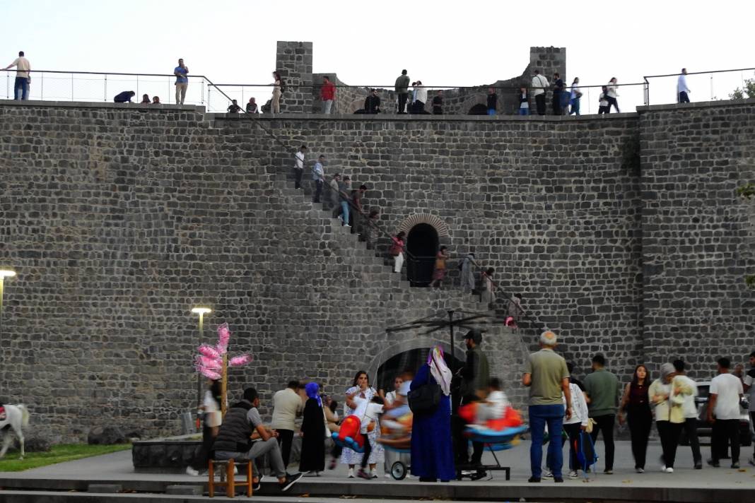 Sur’da gündüz-gece esnafın yüzünü güldüren kalabalık 10