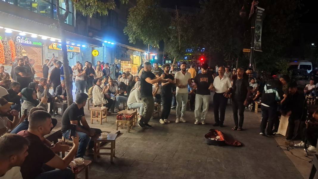 Sur’da gündüz-gece esnafın yüzünü güldüren kalabalık 11