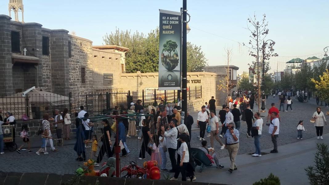 Sur’da gündüz-gece esnafın yüzünü güldüren kalabalık 12