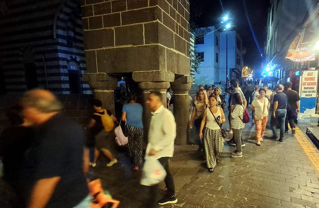 Sur’da gündüz-gece esnafın yüzünü güldüren kalabalık 13