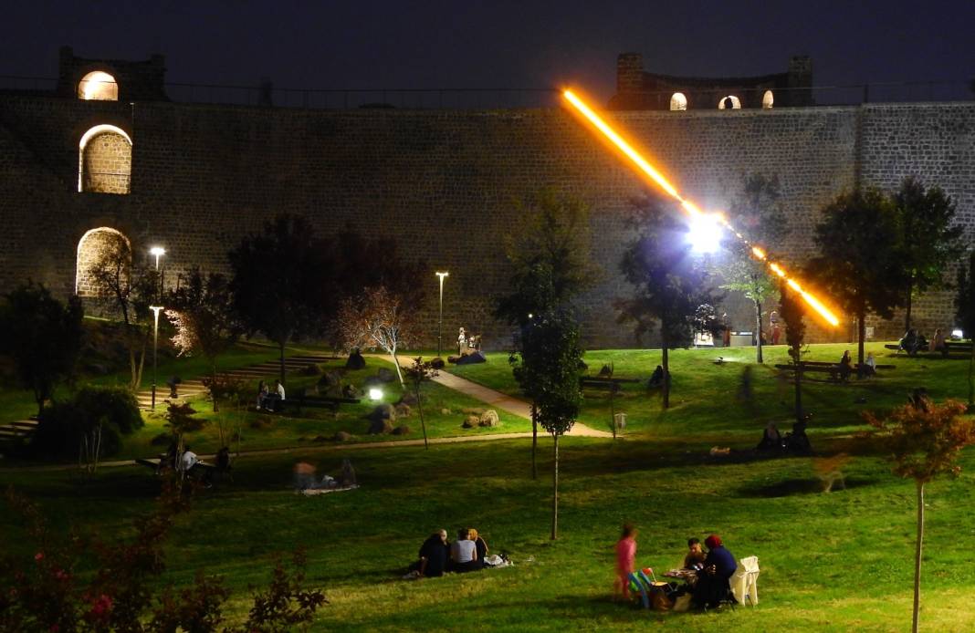 Sur’da gündüz-gece esnafın yüzünü güldüren kalabalık 14