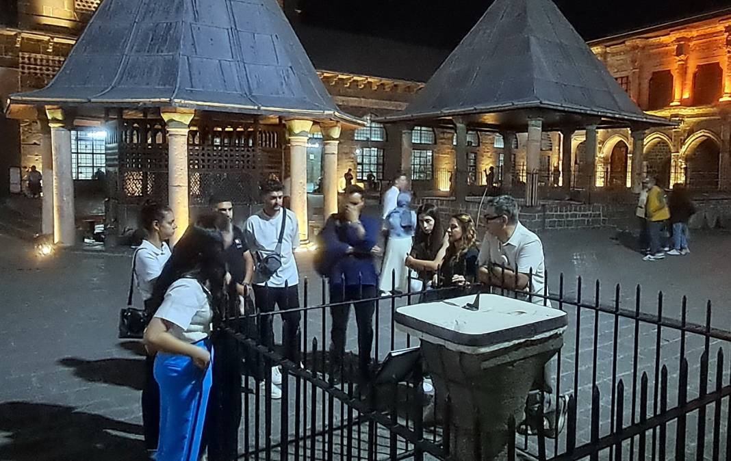 Sur’da gündüz-gece esnafın yüzünü güldüren kalabalık 15