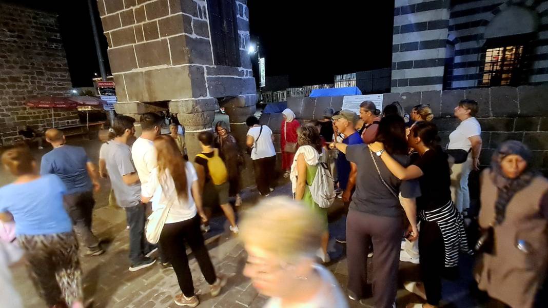 Sur’da gündüz-gece esnafın yüzünü güldüren kalabalık 3