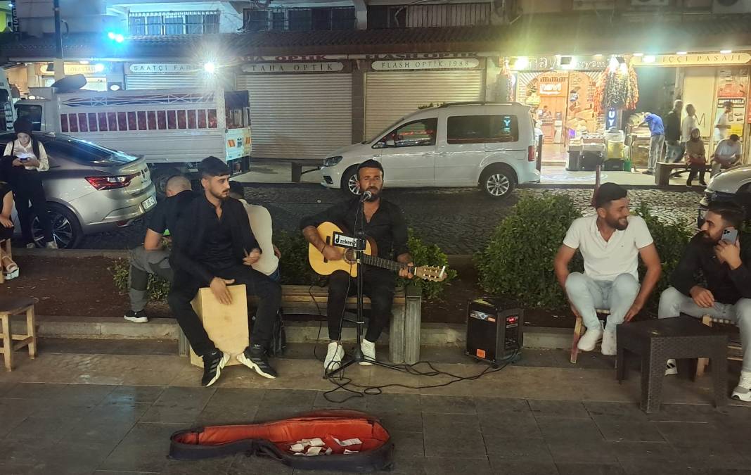 Sur’da gündüz-gece esnafın yüzünü güldüren kalabalık 5