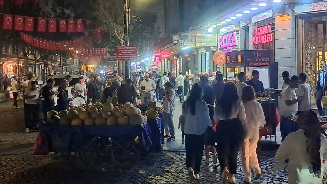 Sur’da gündüz-gece esnafın yüzünü güldüren kalabalık 6