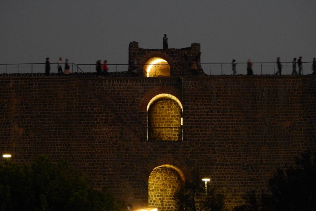 Sur’da gündüz-gece esnafın yüzünü güldüren kalabalık 7