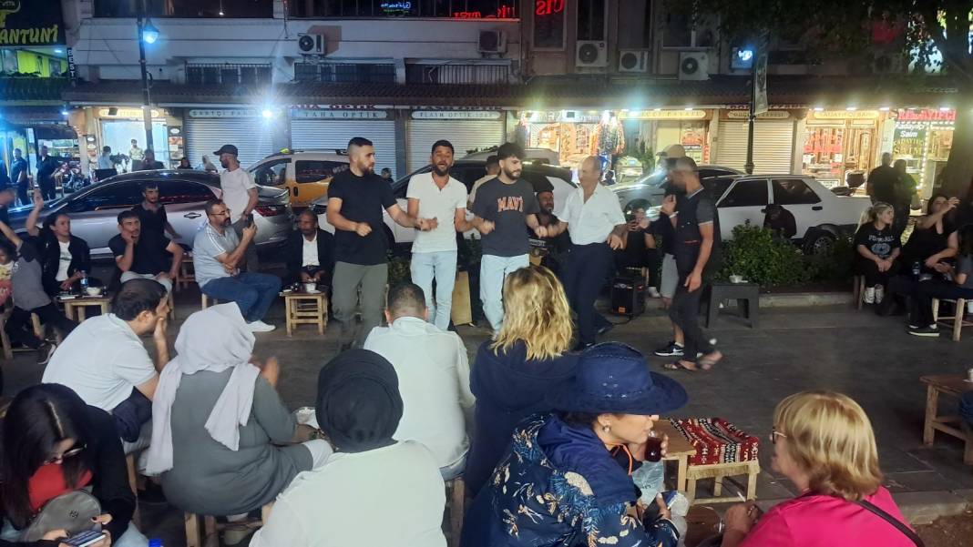 Sur’da gündüz-gece esnafın yüzünü güldüren kalabalık 8