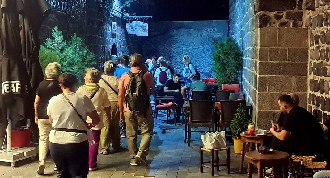 Sur’da gündüz-gece esnafın yüzünü güldüren kalabalık 9