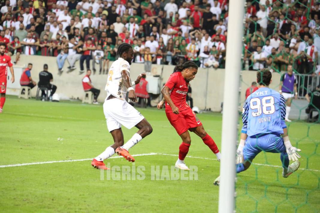 Amedspor ilk yarıyı 1-0 önde kapattı 4