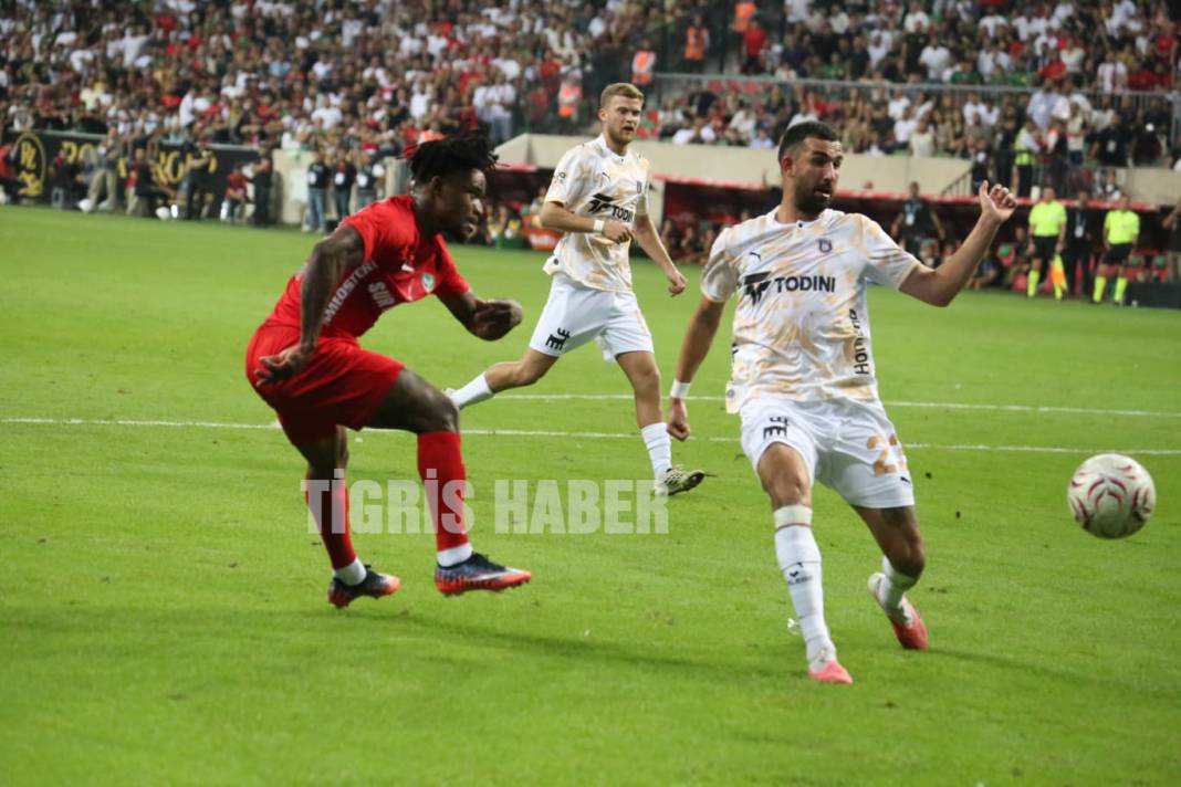 Amedspor ilk yarıyı 1-0 önde kapattı 6