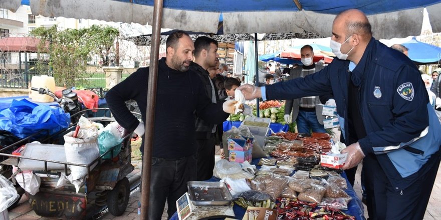 Koronavirüsten korunmak için pazarda maske ve eldiven dağıtımı