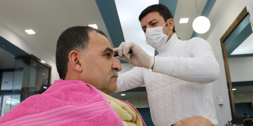 VİDEO - Diyarbakırlı kuaför, yaşlı vatandaşları evde tıraş edecek