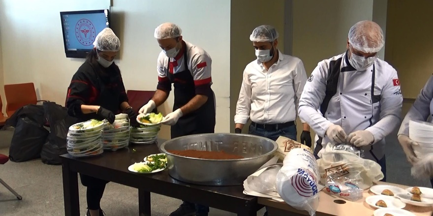 Sağlık personeline tatlı ve çiğ köfte ikramı