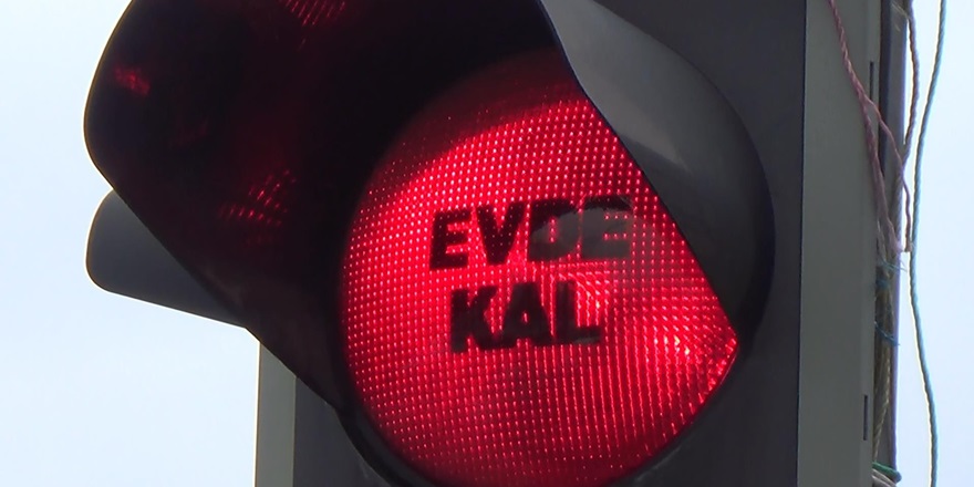 Trafik ışıklarına 'evde kal' yazısı yansıtıldı