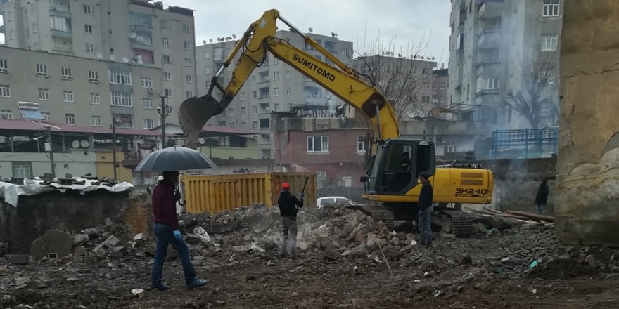 Bağlar Belediyesi riskli yapıları yıkmaya devam ediyor