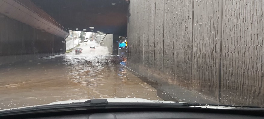 Ofis altgeçit yağmur sularıyla doldu