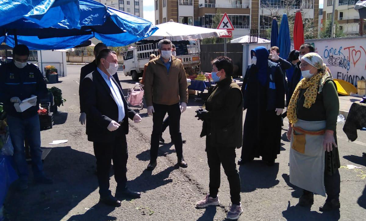 Belediye Başkanı maske ve eldiven dağıttı