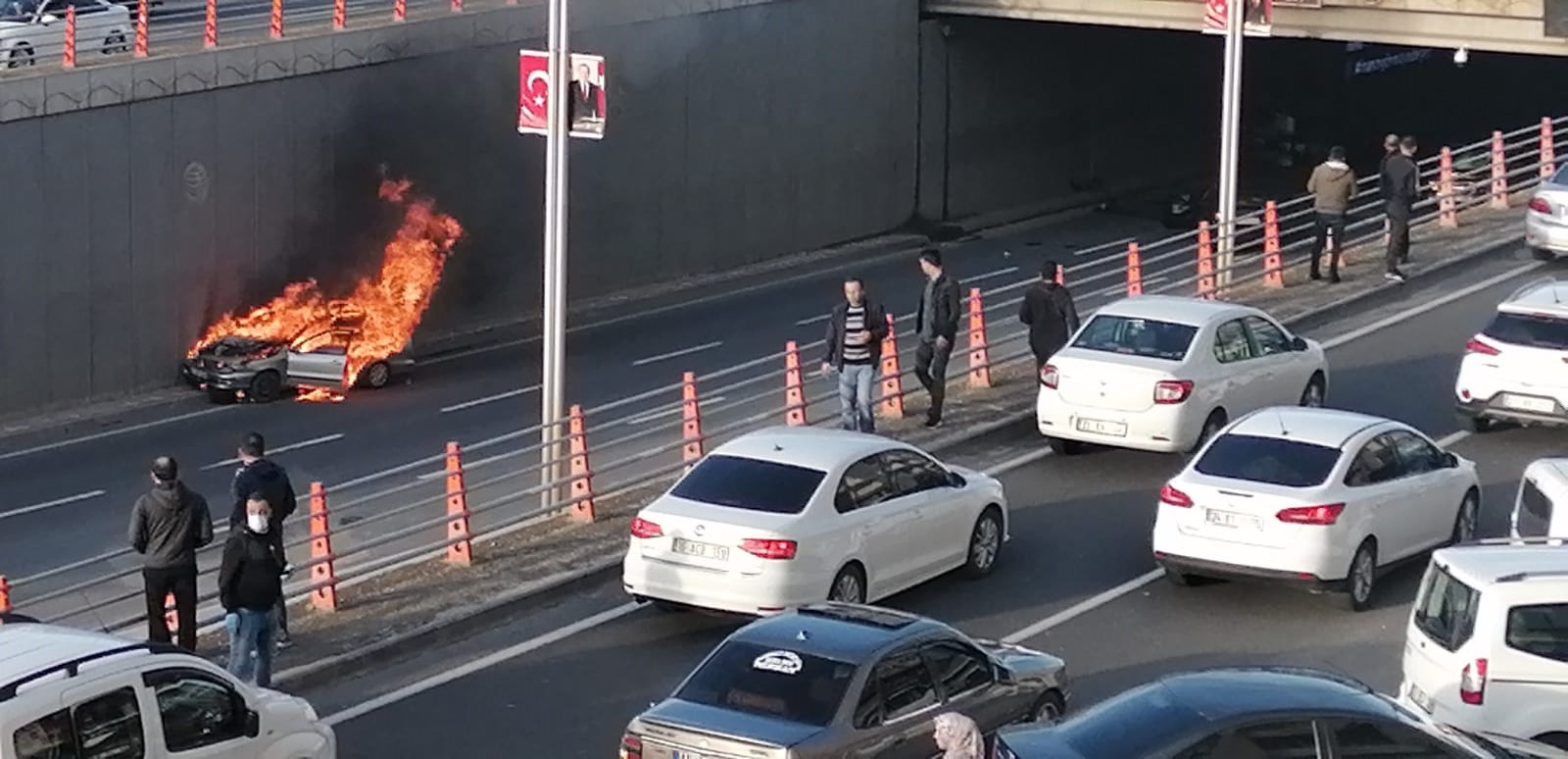 Diyarbakır’da bir aracın alev aldığı zincirleme kazada 4 kişi yaralandı