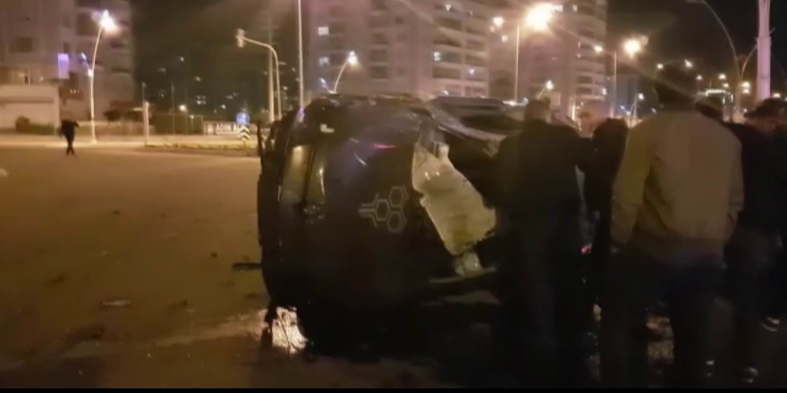 Kavşağa çarpan araç takla attı: 2 yaralı