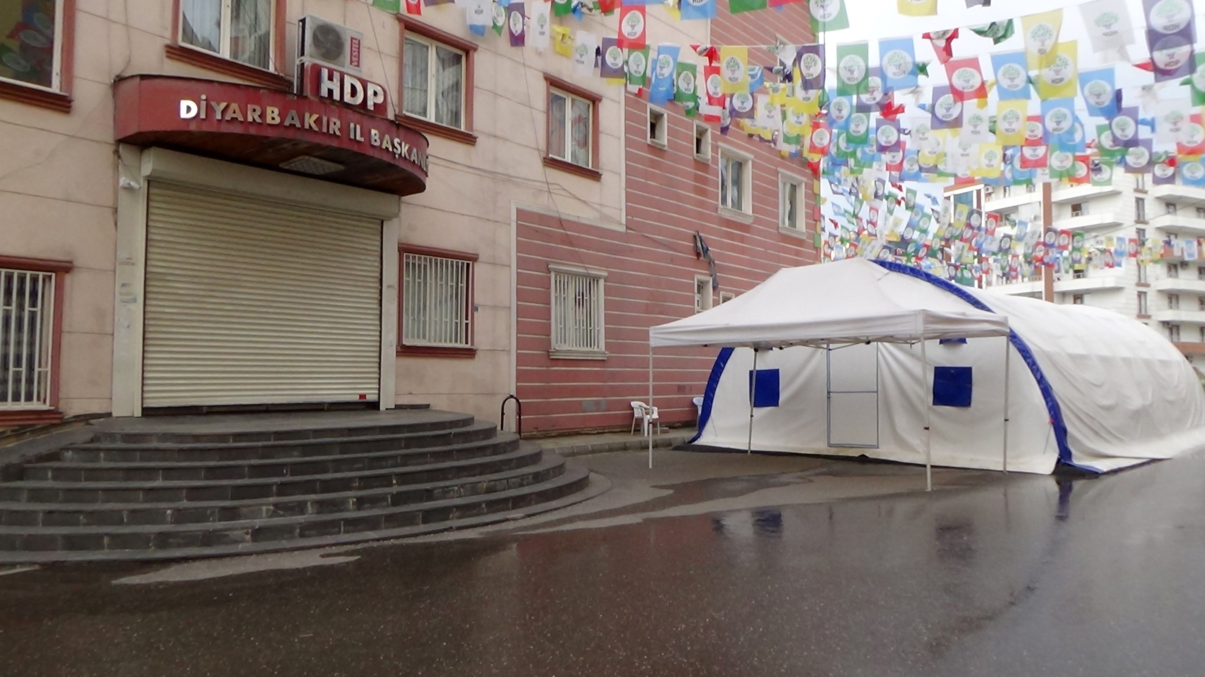 HDP önündeki aileler 222 gün sona eylemlerine ara verdi