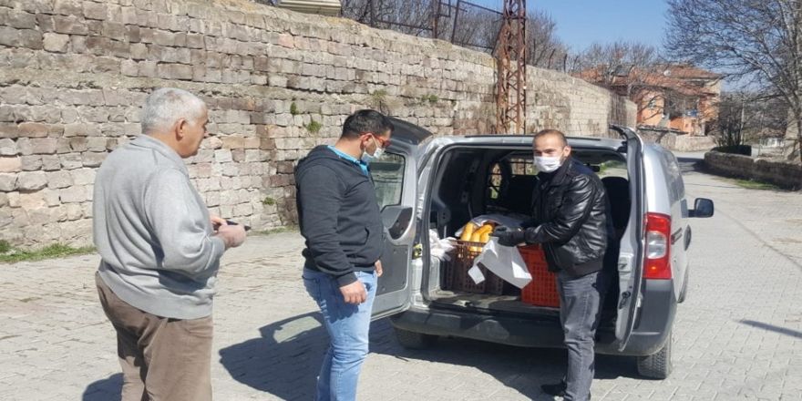 Diyarbakır Büyükşehir Belediyesi vatandaşlara ekmek ve gıda yardımı ulaştırıyor