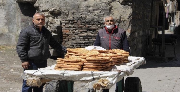 Diyarbakır'da fırıncıların ekmek mesaisi sürüyor