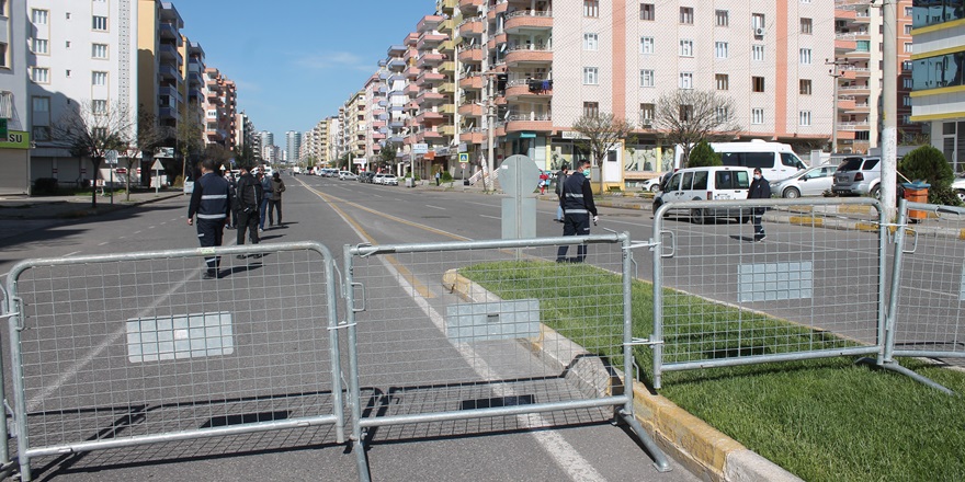 VİDEO - Diyarbakır'da bir caddede araç giriş çıkışları kısıtlandı