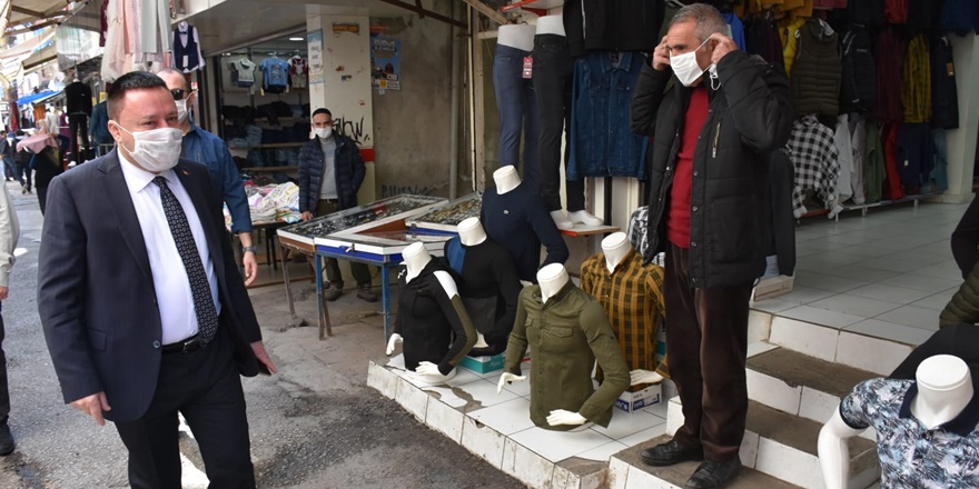 Beyoğlu, işyerlerini açan esnafa maske dağıtıp teşekkür etti