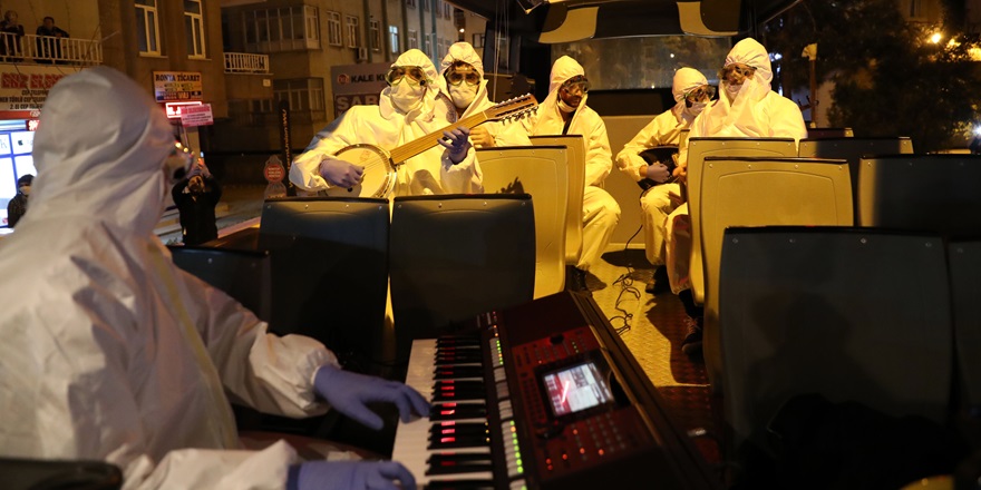 Evde kalanlara 4 dilde konser