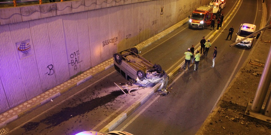 Virajı alamayan araç köprüden uçtu: 2 yaralı