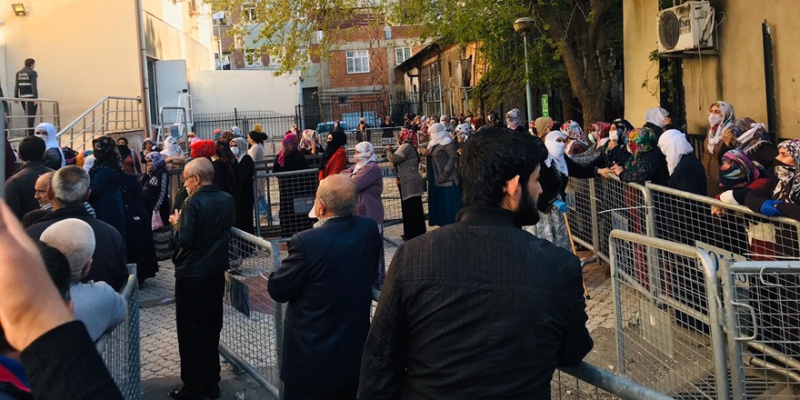 Sosyal yardım kuyruğu, sosyal mesafe kuralını dinlemiyor!