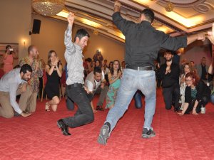 Sirtakinin narası,halayın zılgıtına karıştı