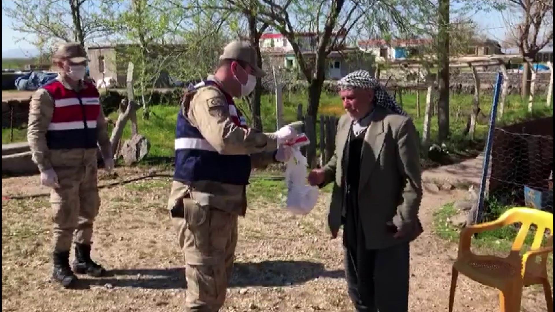 Diyarbakır’da ilacı biten dedenin yardımına jandarma yetişti