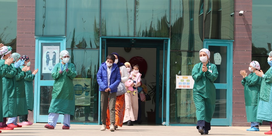 Kovid-19'u yenen 4 bebek ve 1 çocuk alkışlarla taburcu edildi