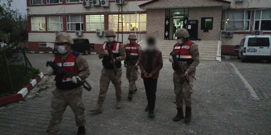 VİDEO - İki ayrı suçtan aranan zanlı kumar oynarken yakalandı