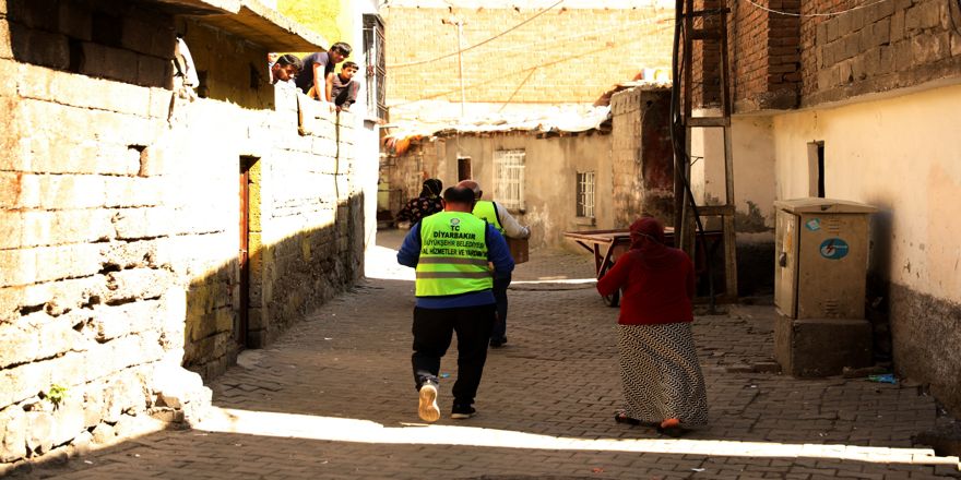 Büyükşehir Belediyesi yardım kolilerini dağıtmaya devam ediyor