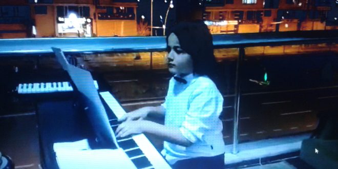 Bir alkış da Diyarbakırlı Miraç’a, komşularına balkondan piyano dinletisi sundu