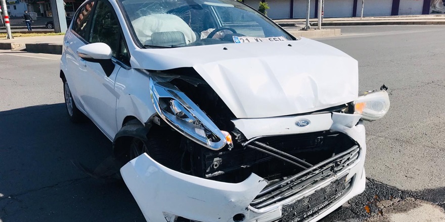 Boş caddede kaza yaptılar