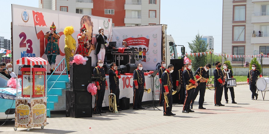 Evden çıkamayan çocuklara 23 Nisan jesti