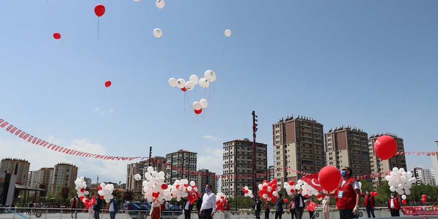 Diyarbakır'da 23 Nisan dolayısıyla 5 bin balon uçuruldu