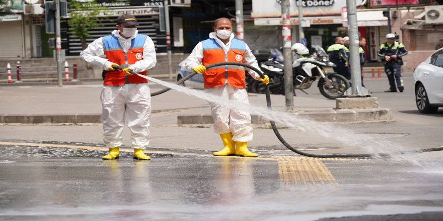 Caddeler ve kaldırımlar tazyikli suyla yıkanıyor